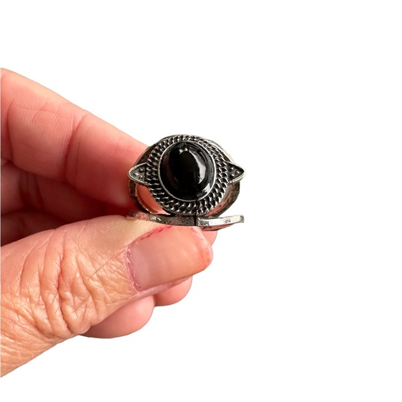 Silver and Black Oval Stone Ring - Picture 6 of 6
